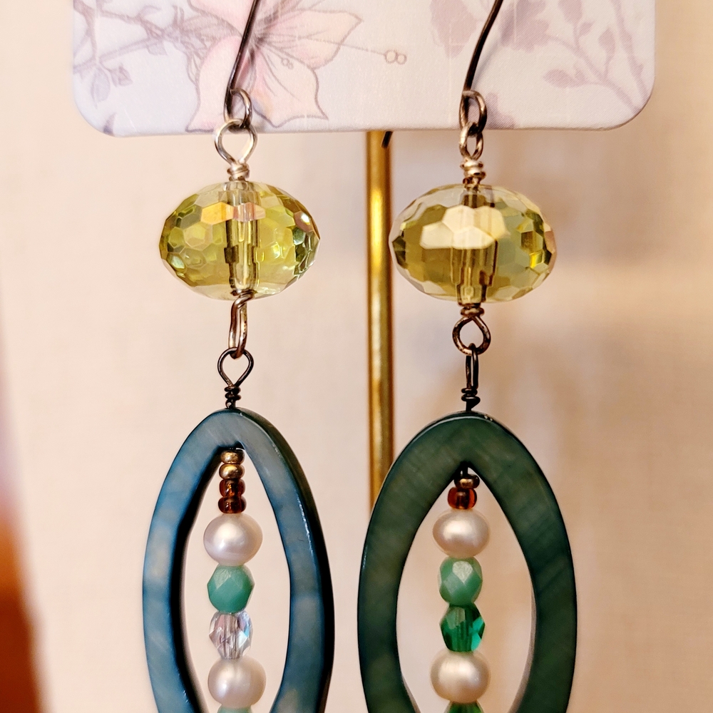 NWT Elegant Green and Gold Pearl Dangle Earrings